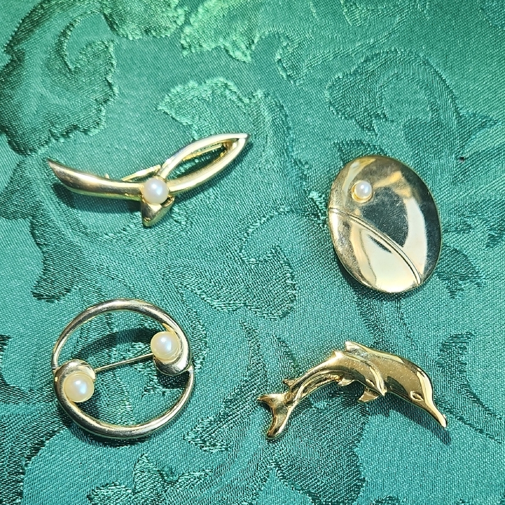 Elegant Gold and Pearl Brooch Set